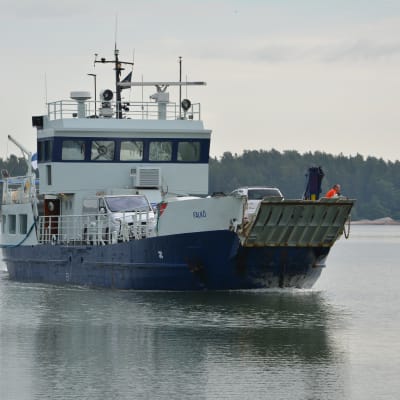Förbindelsebåten Falkö anländer till Nagu