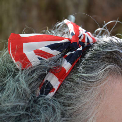 Hårband med engelska flaggans mönster.