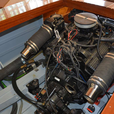 Motorrumet i mahognybåten med en v8.