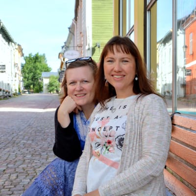 Musikerna Stella Jonasson och Camilla Wiksten-Rönnbacka