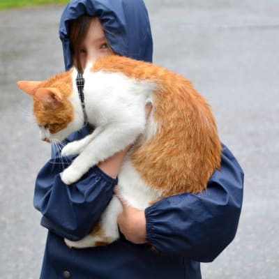 Noomi Grundström med katten Morris.