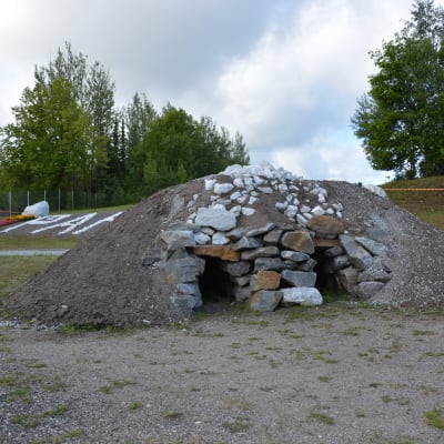 I Pargas har man byggt en gammaldags kalkbränningsugn.