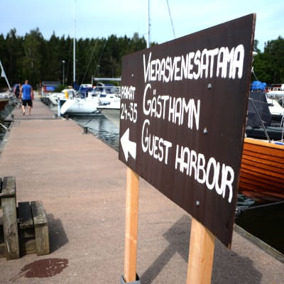 Båtar vid gästhamnsbryggan vid Porkala Marin i Kyrkslätt.