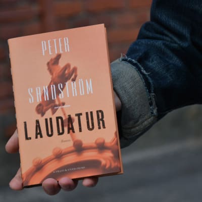 Omslag till Sandströms roman Laudatur.