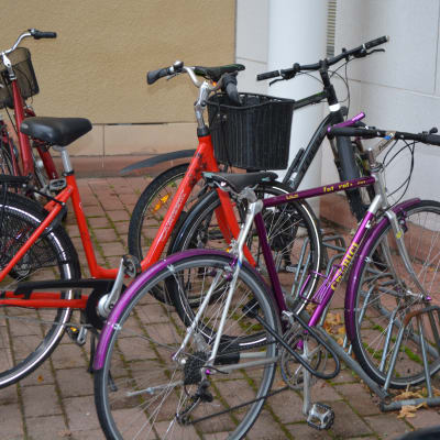 Cyklar utanför polisen i Borgå.