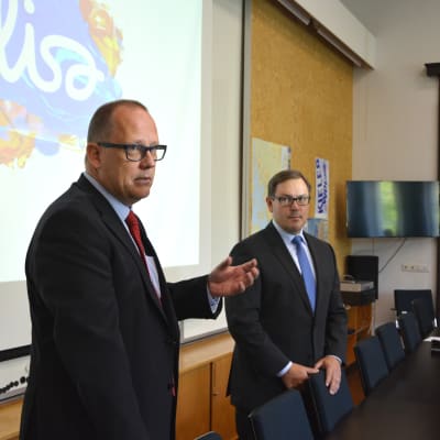 Vasas stadsdirektör Tomas Häyry och Elisas vd Veli-Matti Mattila.