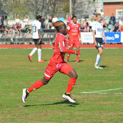 Serge Atakayi lämnar FF Jaro.