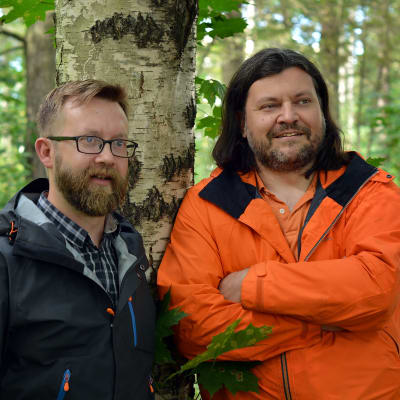 Naturredaktör Joakim Lax och prgramledare Roger Källman leder höstens första Naturväktarna i Yle Vega.