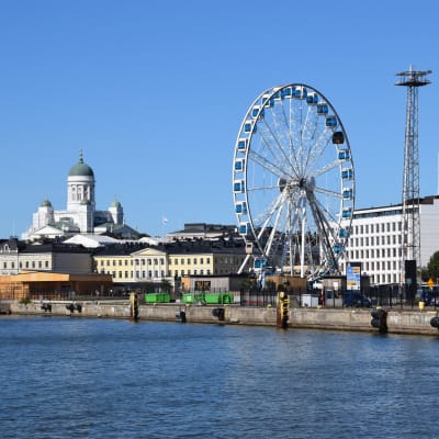 Salutorget sett från havet en solig höstdag; Helsingfors domkyrka och det nya pariserhjulet i bild.