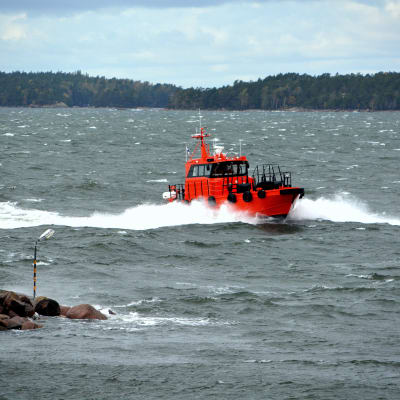 lotsbåt i storm