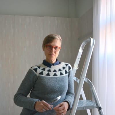 Konstnär Mia Damberg i sin ateljé på Kasernområdet i Vasa.