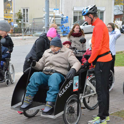 Kommundirektören Mikael Grannas hjälper åldring på cykel