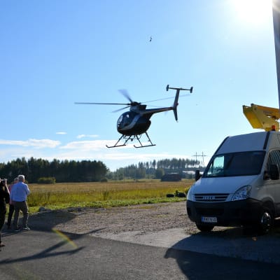 Helikopter landar.