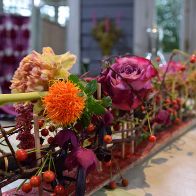 Blomster fästa på en skida blir en bordsdekoration