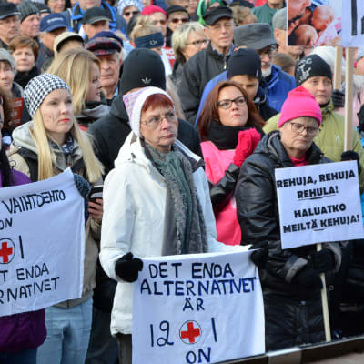 Manifestation för Vasa centralsjukhus på torget i Vasa.