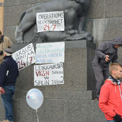 Manifestation för Vasa centralsjukhus på torget i Vasa.
