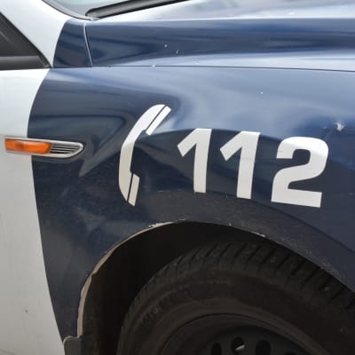 Polisbil med nödnummer 112 på sidan.