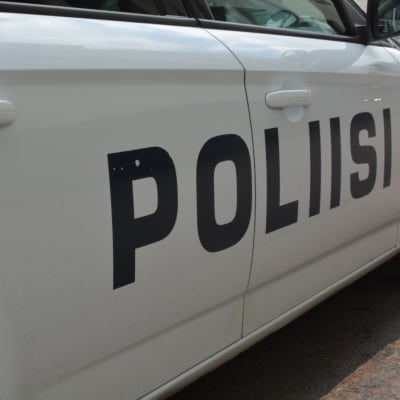 Sidan på en polisbil där det står "Poliisi".