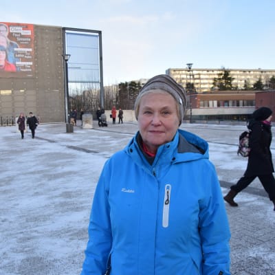 Barbro Löfgren är 65+ coach och promenerar med seniorer en gång i veckan i Nordsjö, Helsingfors.