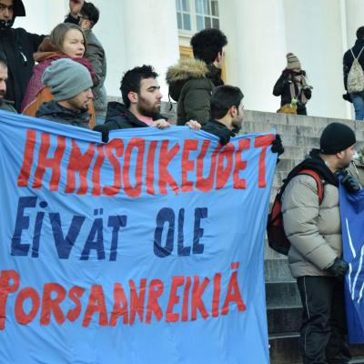 Asylsökande demonstrerade mot Finlands flyktingpolitik i Helsingfors den 3 december 2016.