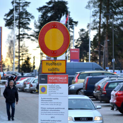 Många bilar på parkeringsplats