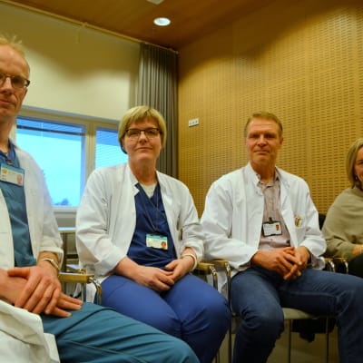 Tomi Sarkkinen, Mari-Anne Vaittinen, Peter Nieminen och Gunilla Carlson sitter i ett mötesrum vid Vasa centralsjukhus.