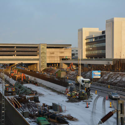 Bild över T3-sjukhusbygget och Helsingforsvägen i Åbo.