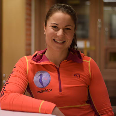 Idrottsinstruktör Julia Salmela från Hangö gymnastikförening.