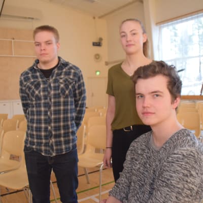 Eleverna i Karis-Billnäs gymnasium diskuterar Finland 100 år, på bilden ses Kauri Kallio, Jannica Kullberg och Emil Grönmark.