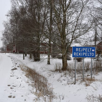 Rejpelt-skylten i Rejpelt by, Vörå.