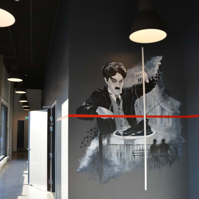 En bild av Chaplin på Kino Piispanristis vägg