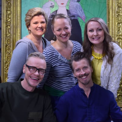 Strömsös programledare och experter i gruppbild.