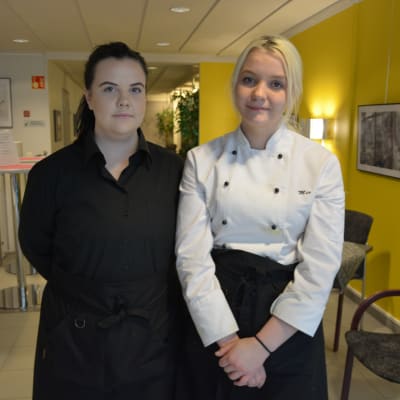 Susann Lipponen och Mia Forssell, servitörsstuderande vid Vamia.