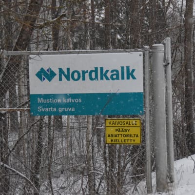 En vit och turkos skylt där det står Nordkalk. Finns i Svartå.
