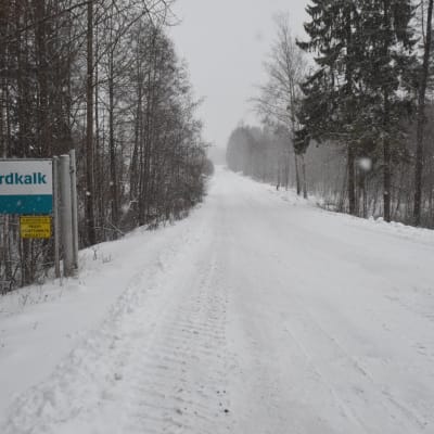 En vit och turkos skylt där det står Nordkalk. Finns i Svartå.