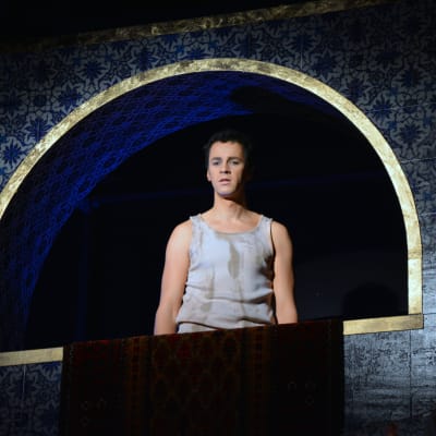 Aladdin spelas av Markus Lytts, här på en balkong på scenen.