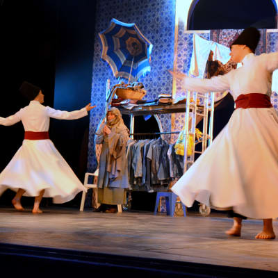 Två dansare på scenen i pjäsen Aladdin och den magiska lampan.