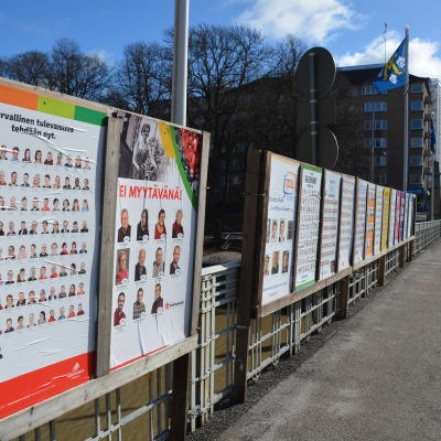 Kandidatlistor längs Aurabron i Åbo under kommunalvalet.