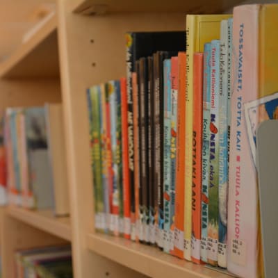 Böcker på barnavdelningen i Pargas bibliotek.