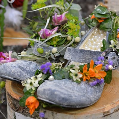 Vackra festskor prydda med blommor.