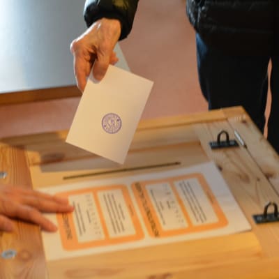 Väljare sätter ner sin valsedel