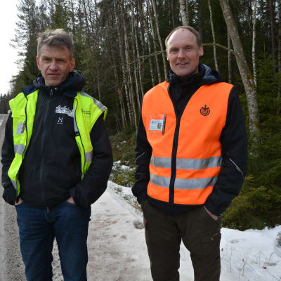 Trafiksäkerhetsplanerare Kjell Lind och Dan Kullman, Skogsvårdsföreningen Österbotten.
