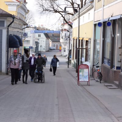 En bild av gågatan i Ekenäs. Många människor går på gatan.