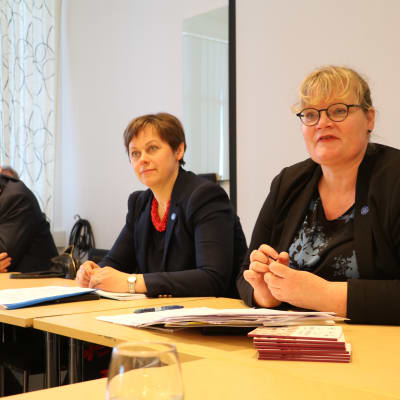 Förvaltnings-och utvecklingschef Dan E. Eriksson, statssekreterare Paula Lehtomäki och Ålands lantråd Katrin Sjögren