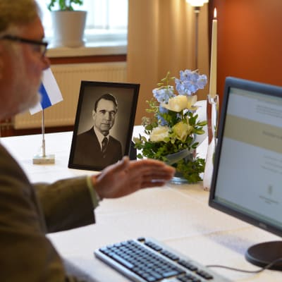 Åbos fullmäktigeordförande Seppo Lehtinen tecknar sitt namn i Mauno Koivistos kondoleansbok.