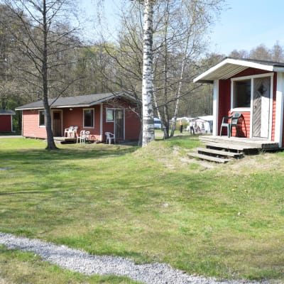 Röda små byggnader på Ekenäs campingplats som ska förnyas.