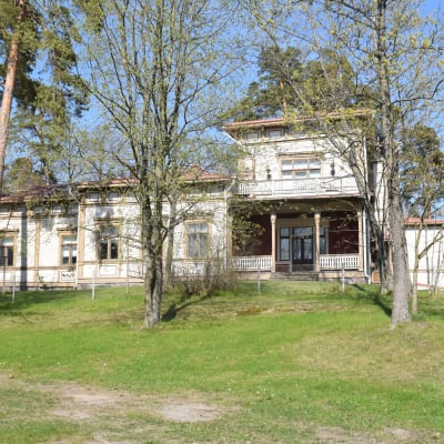 Ett stort brunaktigt trähus i Ekenäs som heter Villa Ormnäs.