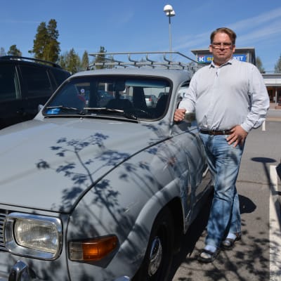 Olof Ahlskog i Korsholm är gravt hörselskadad. Han behöver tolk till exempel när han deltar i veteranbilsträffar. Här poserar han med sin Saab, årsmodell -75.