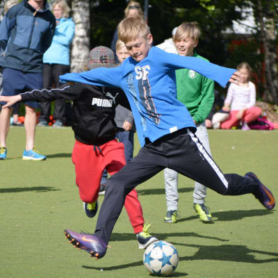 Vårberga skolas elever spelar fotboll.