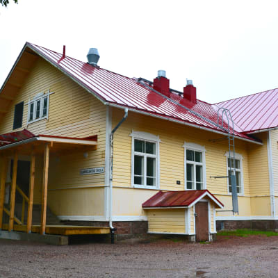 Gammelbacka skola, gula huset